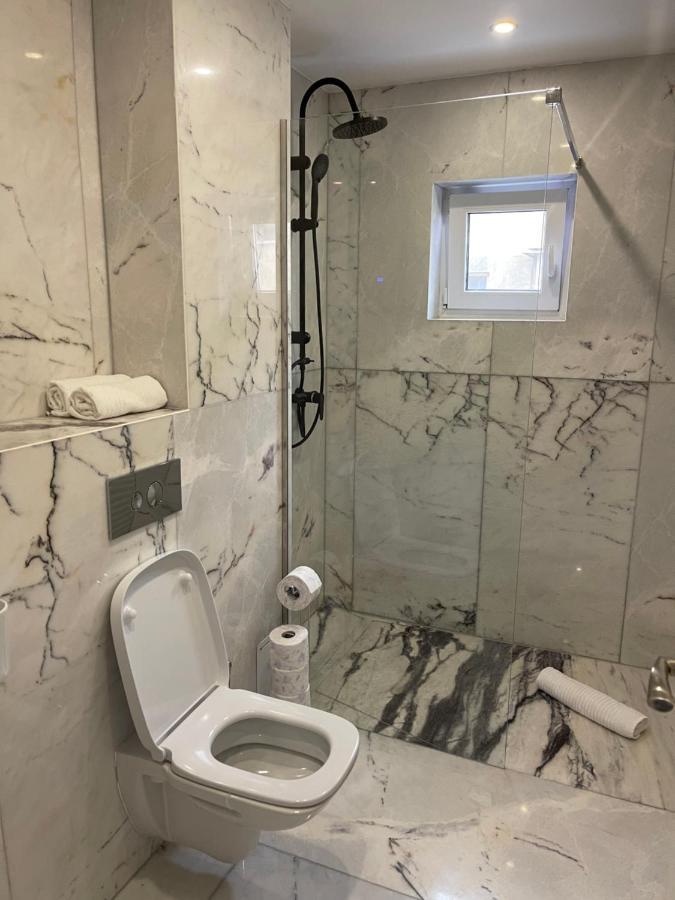Apartament Emma Targoviste Buitenkant foto