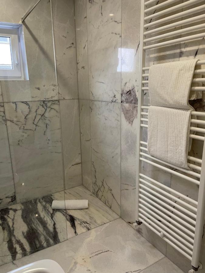 Apartament Emma Targoviste Buitenkant foto